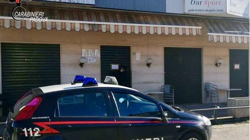 II carabinieri davanti al Bar Sport di Cervarese Santa Croce