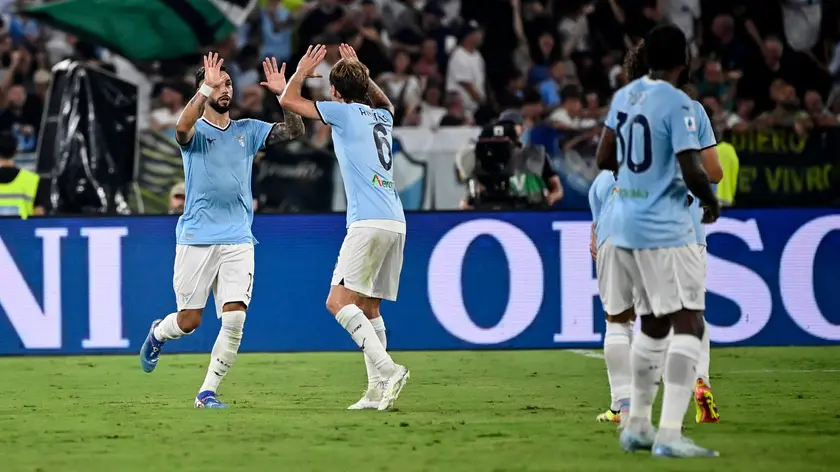 epa11576496 Lazio's Taty Castellanos (L) celebrates his goal with teammates during the Serie A soccer match between SS Lazio and AC Milan at the Olimpico stadium in Rome, Italy, 31 August 2024. EPA/RICCARDO ANTIMIANI