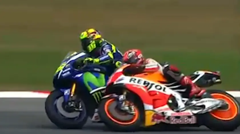 Un momento del duello tra Valentino Rossi e Marc Marquez (D) finito con la caduta dello spagnolo della Honda a Sepang il 25 ottobre 2015. ANSA/SKY SPORT ++ NO SALES, EDITORIAL USE ONLY ++