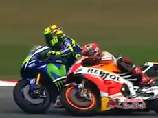 Un momento del duello tra Valentino Rossi e Marc Marquez (D) finito con la caduta dello spagnolo della Honda a Sepang il 25 ottobre 2015. ANSA/SKY SPORT ++ NO SALES, EDITORIAL USE ONLY ++