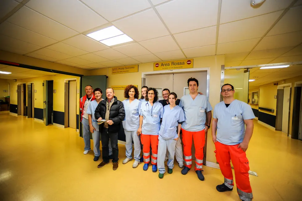 Monselice (PD), 17.11.2014 Chiusura del Pronto Soccorso dell'ospedale alle ore 6.30. ph. Zangirolami. Nella foto: foto ricordo dello staff che ha appena concluso l'ultimo turno dell'ospedale.