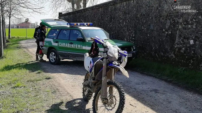 Una delle moto fermate dai carabinieri forestali sul Parco dei Colli