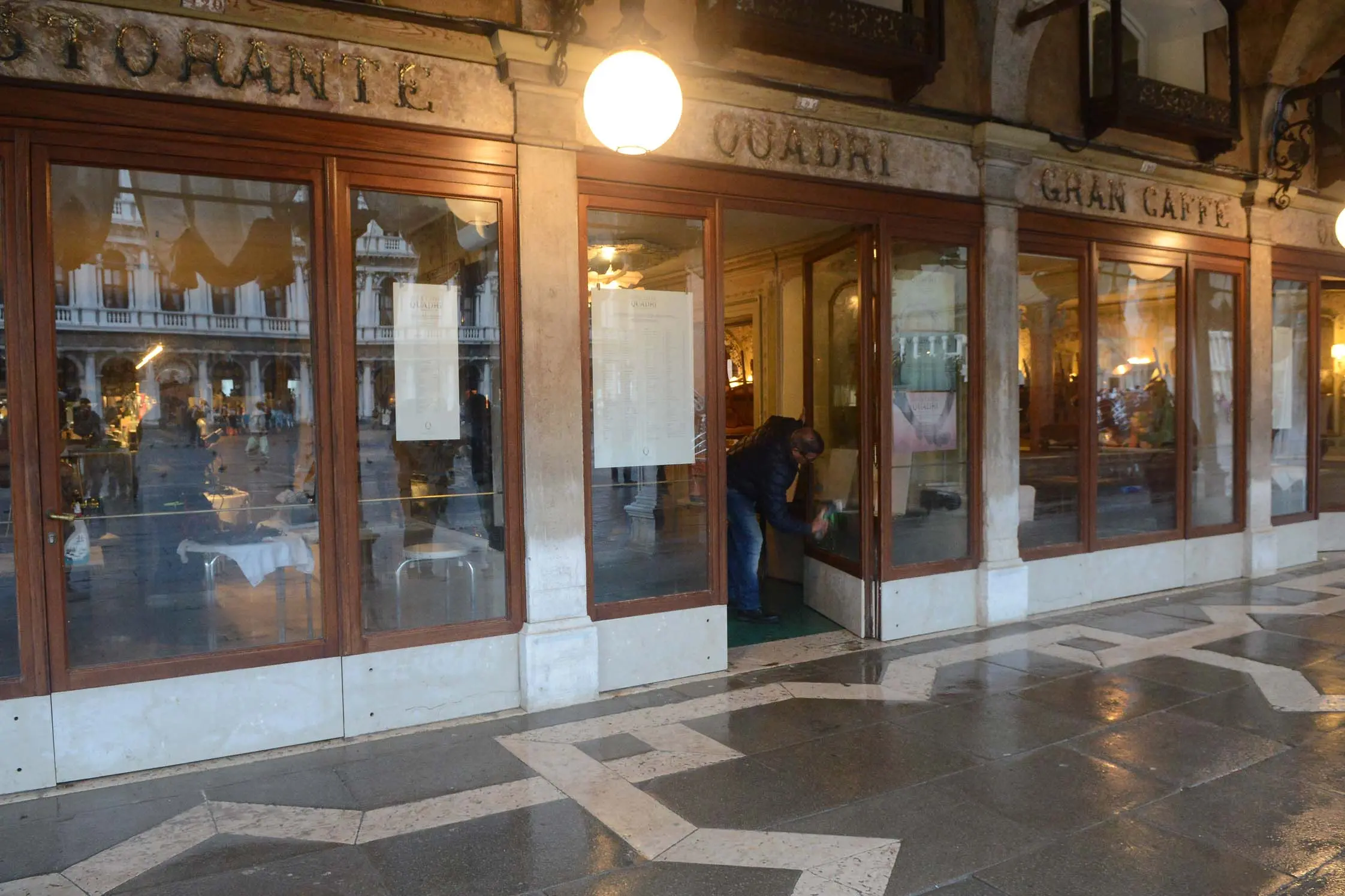 Interpress/Gf.Tagliapietra. 14.11.19.- Caffè Quadri. Danni per l'acqua alta.