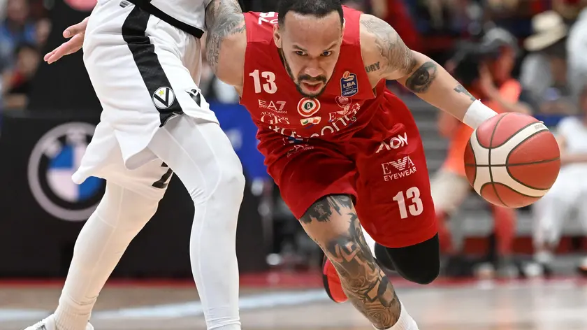 Il cestista statunitense dell'Armani Exchange Shabazz Napier supera la difesa di un avversario ieri sera durante gara 7 della finale di campionato al Forum di Assago, 24 giugno 2023.. ANSA/DANIEL DAL ZENNARO