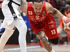 Il cestista statunitense dell'Armani Exchange Shabazz Napier supera la difesa di un avversario ieri sera durante gara 7 della finale di campionato al Forum di Assago, 24 giugno 2023.. ANSA/DANIEL DAL ZENNARO