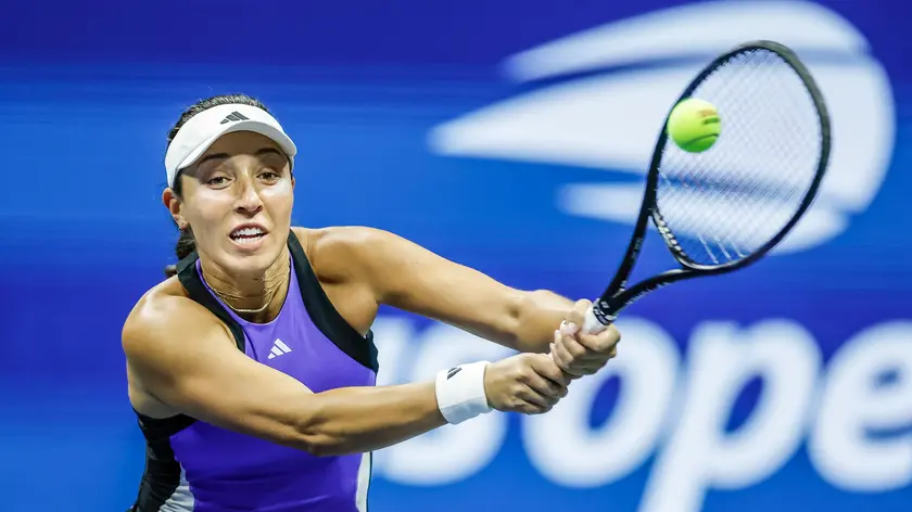 epa11585562 Jessica Pegula of the US hits a return to Iga Swiatek of Poland during their quarterfinal match at the US Open Tennis Championships at the USTA Billie Jean King National Tennis Center in Flushing Meadows, New York, USA, 04 September 2024. The US Open tournament runs from 26 August through 08 September. EPA/JUSTIN LANE