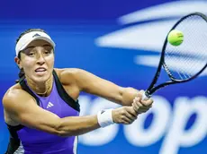 epa11585562 Jessica Pegula of the US hits a return to Iga Swiatek of Poland during their quarterfinal match at the US Open Tennis Championships at the USTA Billie Jean King National Tennis Center in Flushing Meadows, New York, USA, 04 September 2024. The US Open tournament runs from 26 August through 08 September. EPA/JUSTIN LANE