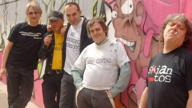 Il gruppo degli Skiantos in una foto del 2009. E' morto questa mattina Roberto 'Freak' Antoni, ( secondo da destra) ex leader del gruppo degli Skiantos. L'artista bolognese doveva compiere 60 anni. Era da tempo malato.ANSA/ UFFICIO STAMPA +++ EDITORIAL USE ONLY NO SALES NO ARCHIVE +++