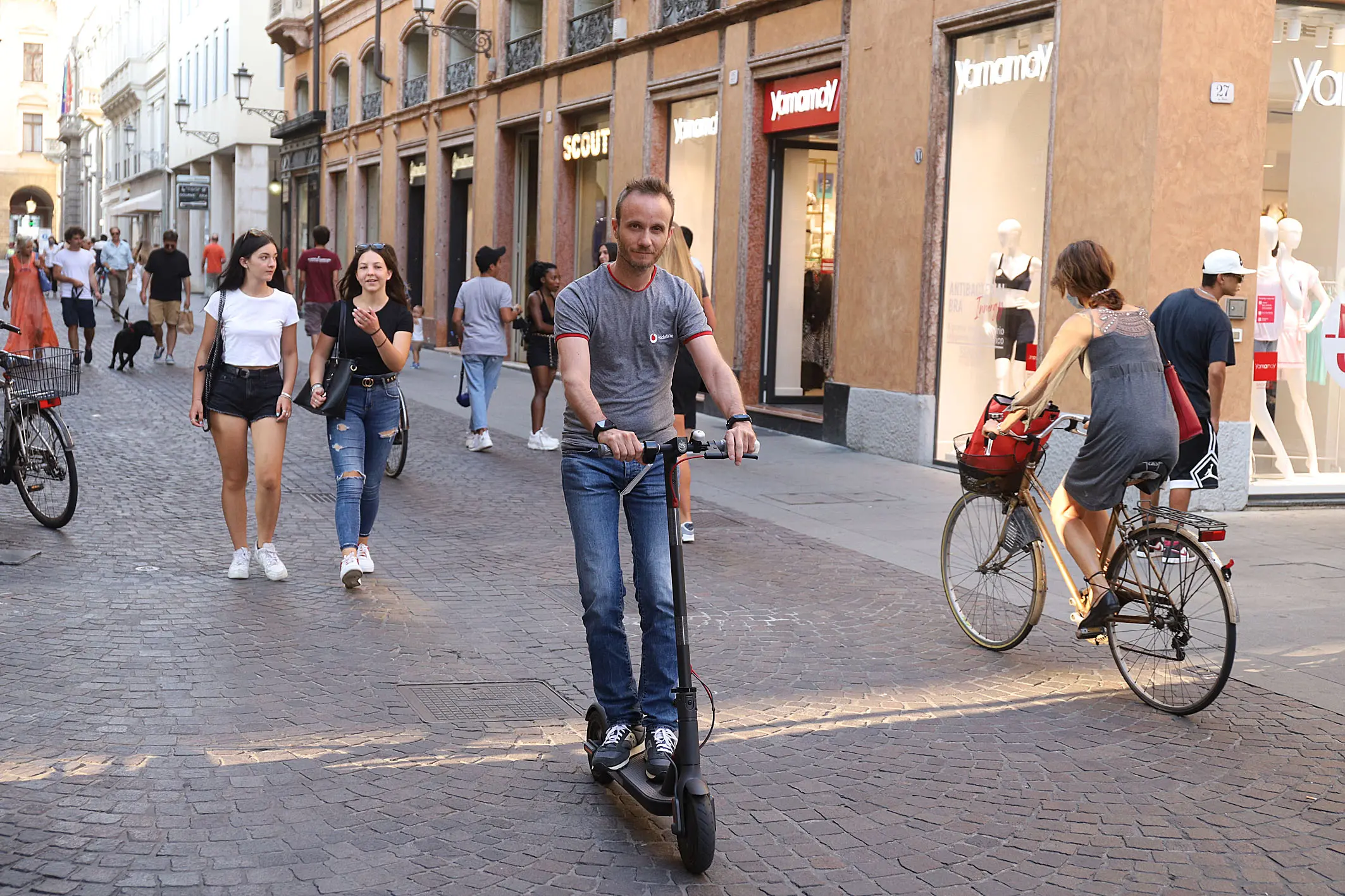 MARIAN - AGENZIA BIANCHI - PADOVA - MONOPATTINO CON GENTE