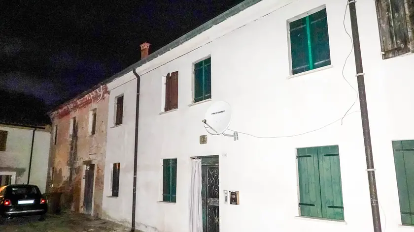 La casa dove abita la famiglia a Sant'Elena (foto Zangirolami)