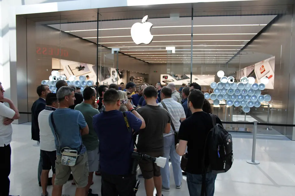 Agenzia Candussi. giornalista: costa. Nave De Vero, fila di clienti per acquistare il nuovo Appel Watch presso Apple store.