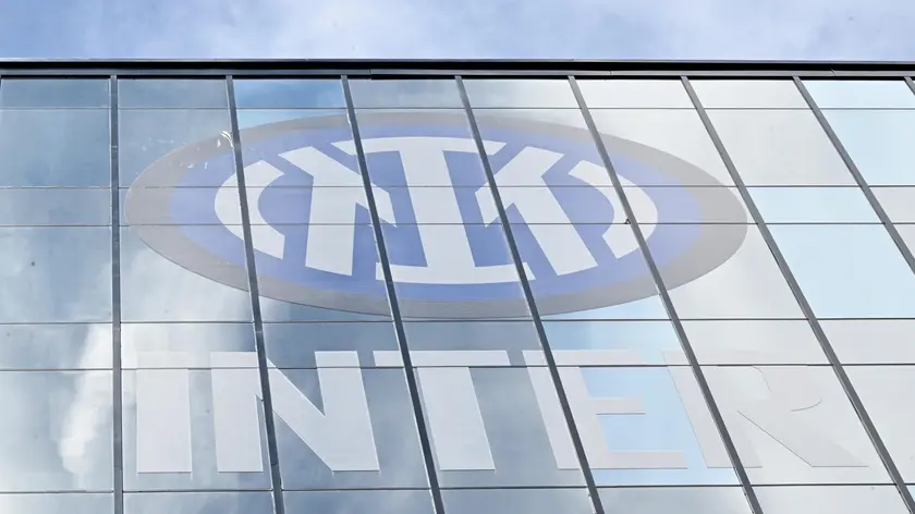 Il logo dell'Inter esposto sul palazzo nel distretto dell'innovazione a Porta Nuova dove ha sede l'Inter, Milano, 22 maggio 2024. Da oggi la squadra è di proprietà di Oaktree. Lo ha annunciato il fondo statunitense con un comunicato. ANSA/DANIEL DAL ZENNARO