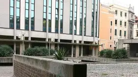Uno scorcio di piazzetta Gasparotto in tutta la sua solitaria mestizia: molti la vogliono «risvegliare»