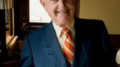 Da sinistra Arrigo Cipriani patron dell’Harry’s e la copertina del suo nuovo libro