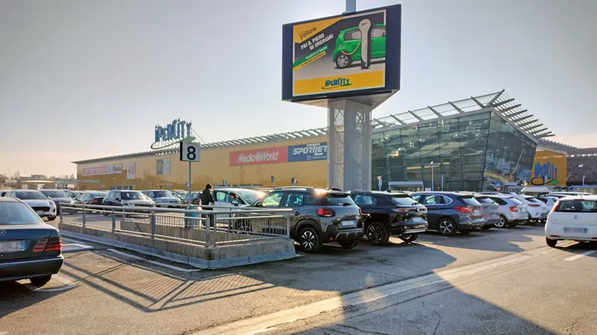 Il parcheggio del centro commerciale Ipercity dove sabato pomeriggio è avvenuta l’aggressione (foto Piran)