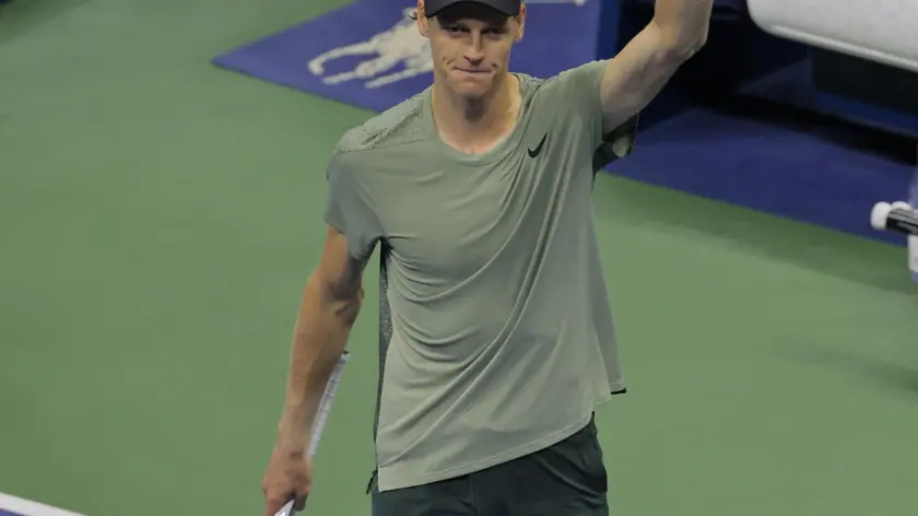 epa11585839 Jannik Sinner of Italy acknowledges the crowd after defeating Daniil Medvedev of Russia during their quarterfinals match at the US Open Tennis Championships at the USTA Billie Jean King National Tennis Center in Flushing Meadows, New York, USA, 04 September 2024. The US Open tournament runs from 26 August through 08 September. EPA/BRIAN HIRSCHFELD