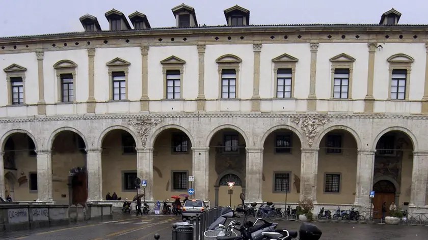 Padova 21-11-2002 RACCOLTA DIFFERENZIATA SACCHETTI DI IMMONDIZIE PER LA RACCOLTA PORTA A PORTA ..IN FOTO IN PIAZZA DUOMO, sullo sfondo il palazzo di monte pieta' ( /Mattoschi )