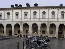 Padova 21-11-2002 RACCOLTA DIFFERENZIATA SACCHETTI DI IMMONDIZIE PER LA RACCOLTA PORTA A PORTA ..IN FOTO IN PIAZZA DUOMO, sullo sfondo il palazzo di monte pieta' ( /Mattoschi )