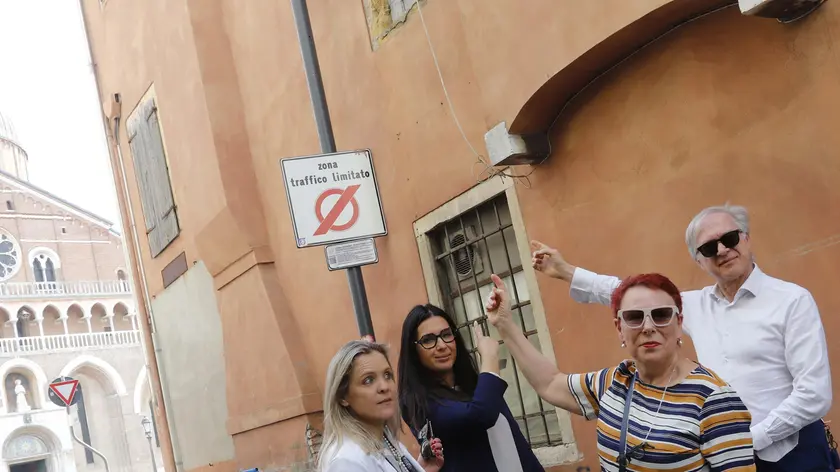 Gli esponenti della Lega indicano la telecamera incriminata
