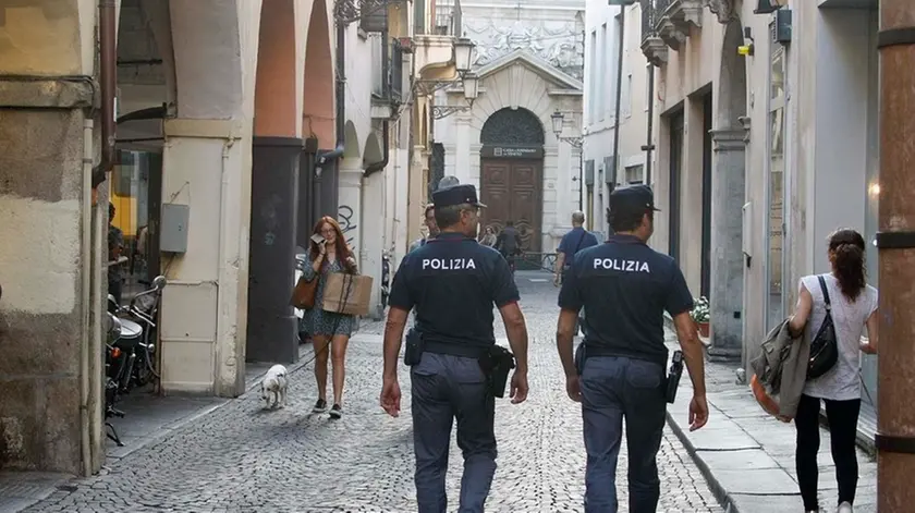 FERRO - AGENZIA BIANCHI - PADOVA - POLIZIA IN VIA MANIN
