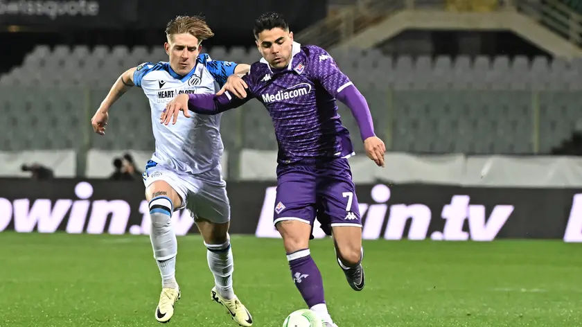Fiorentina's foward Riccardo Sottil (R) in action against Brugge's foward Michal Skoras during the UEFA Europa Conference League semi-finals 1st leg soccer match between ACF Fiorentina and Club Brugge at the at Artemio Franchi Stadium in Florence, Italy, 2 May 2024 ANSA/CLAUDIO GIOVANNINI