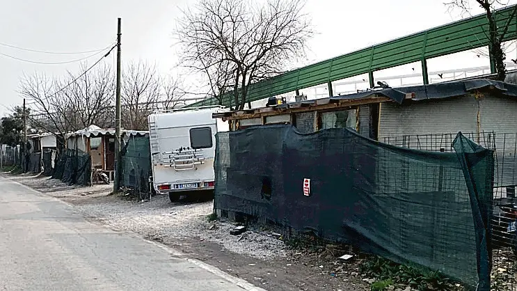 Il campo nomadi di via Ferrero a Pontevigodarzere (foto Agenzia Bianchi)