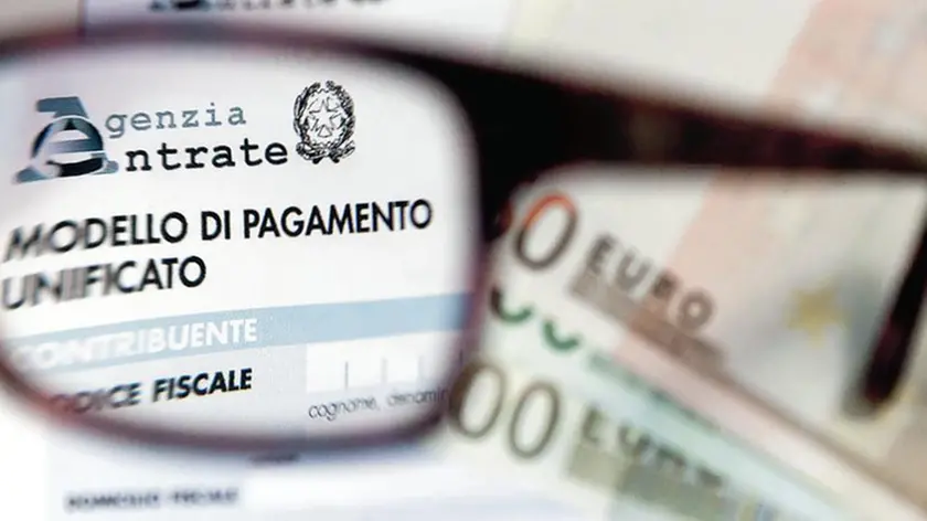 07/12/2012 Imu, tasse sulla casa, euro, moneta, soldi, modello di pagamento unificato, modello unico 740, spesa, crisi finanziaria ed economica, Agenzia delle Entrate.