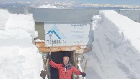 Carlo Budel gestisce il rifugio più alto delle Dolomiti: Capanna Punta Penìa, a 3.343 metri di quota, sulla Marmolada