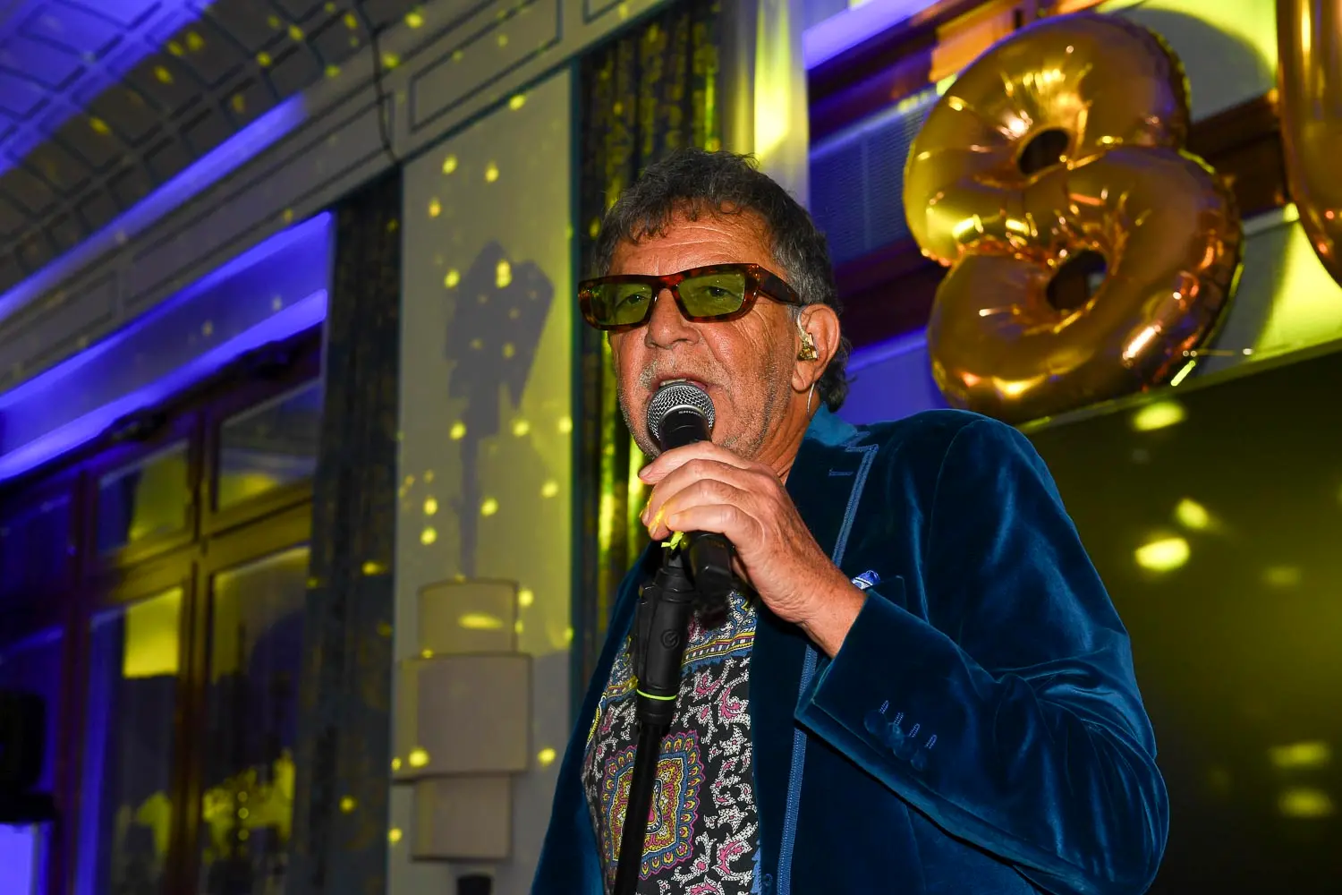 Nel fotoservizio di Riccardo Frezza, la festa anni Ottanta all'Hotel de la Poste di Cortina d'Ampezzo. Qualche nome? Alan Sorrenti, Sandy Marton, Patrizia Pellegrino e Samantha De Grenet, Claudio Cecchetto, Alberto Camerini. Li riconoscete ancora?