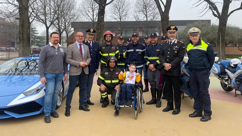Il piccolo Marco Bellotto, 10 anni, circondato dai poliziotti