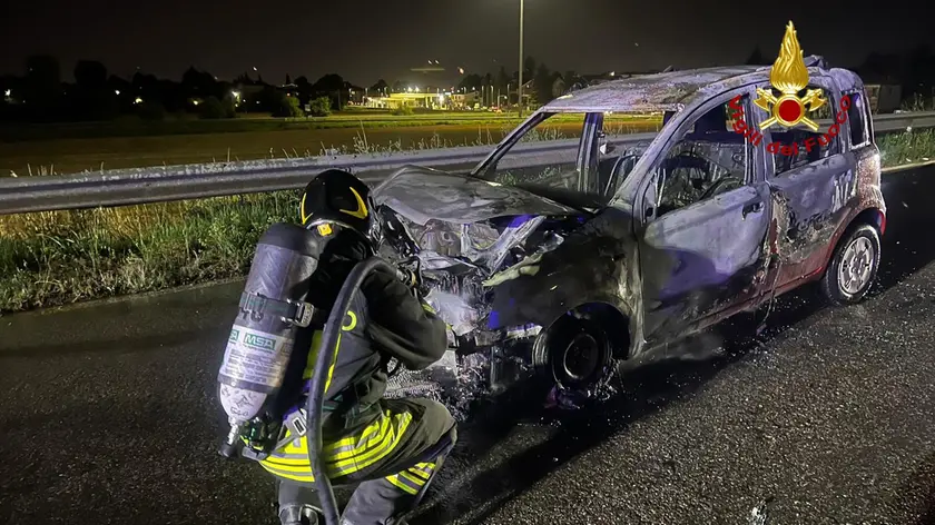 Auto a fuoco in tangenziale a Padova