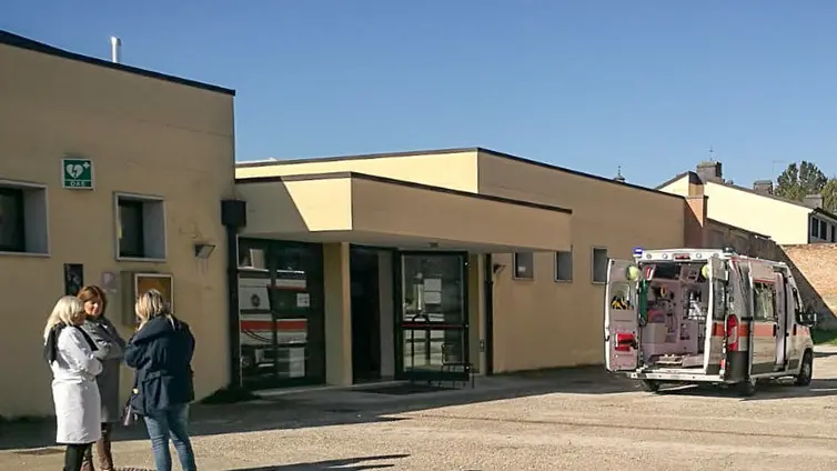 Este (PD), 4 novembre 2019. Studente ha un arresto cardiaco durante la lezione di educazione fisica all'ITIS Euganeo. Nella Foto: le operazioni di soccorso da parte dei medici