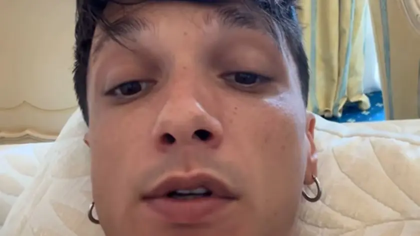 Ultimo canta in hotel: fan in delirio