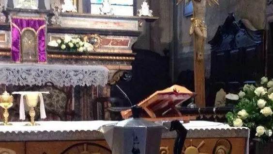Una Moka davanti all'altare e, dentro, le ceneri di Renato Bialetti, "l'omino coi baffi": così, per volontà dei figli Alessandra, Antonella e Alfonso, è stato salutato a Casale Corte Cerro, nel Verbano, l'industriale che ha portato la celebre caffettiera a diventare un'icona del design italiano nel mondo, 16 febbraio 2016. ANSA/GENTILE CONCESSIONE LA STAMPA/DANILO DONADONI