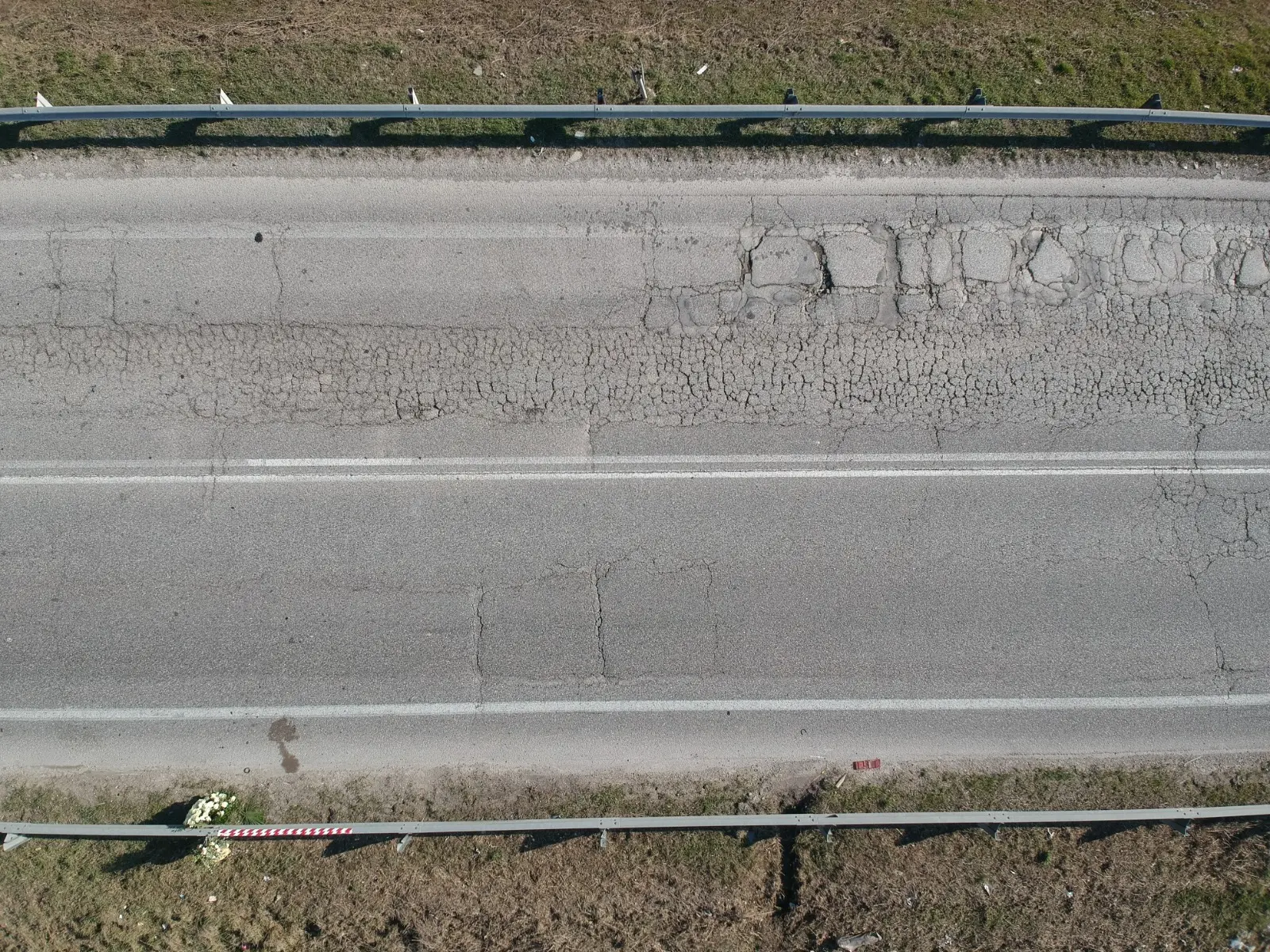 La buca sull'asfalto vista dal drone