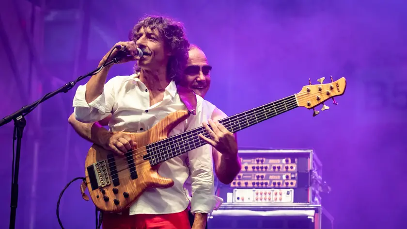 Il bassista Faso con alle spalle Elio, durante l'ormai iconica conversazione telefonica al termine di "Servi della Gleba" (foto Francesco Prandoni)