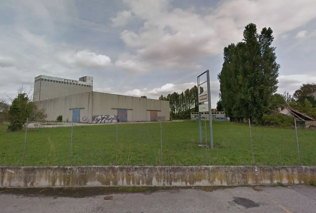 Il silo del mangimificio dove sono saliti i sei studenti per un selfie