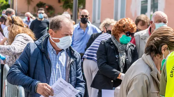 1 maggio 2020.Tamponatura agli abitanti di Vò Euganeo. Nella foto: la lunga coda.