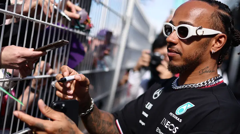 epa11363948 Mercedes driver Lewis Hamilton of Britain signs autographs on the Circuit de Monaco in Monte Carlo, Monaco, 23 May 2024. The 2024 Formula 1 Grand Prix of Monaco is held on the Circuit de Monaco racetrack on 26 May 2024. EPA/ANNA SZILAGYI