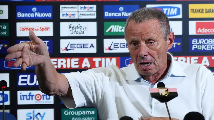 Il presidente del Palermo, Maurizio Zamparini, durante la conferenza stampa allo stadio "Renzo Barbera" a Palermo nella quale ha spiegato i motivi dell'esonero dell'allenatore Stefano Pioli, sostituito dal tecnico della primavera rosanero, Devis Mangia. Palermo, 1 settembre. "Pensavo che saremmo retrocessi, per questo ho subito cambiato l'allenatore", ha ammesso Zamparini in conferenza. ANSA/MIKE PALAZZOTTO