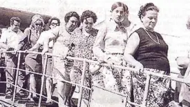Italiani di Libia costruiscono una finta palma per la loro festa A destra la meridiana dedicata a Giuseppe Volpi a Tripoli