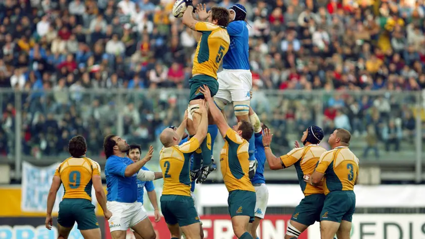 Barsotti Italia v Australia, Hugh McMeniman e Marco Bortolami in touche, foto Rogers.
