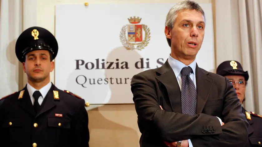 20090320 - ROMA - CLJ - VIOLENZA SESSUALE: POLIZIA, I DUE SOMIGLIANO A LOYOS E RACZ. Il capo della squadra Mobile, Vittorio Rizzi, questo pomeriggio durante la conferenza stampa nella Questura di Roma. I due arrestati oggi per lo stupro della Caffarella, secondo quanto riferiscono gli inquirenti, sono molto somiglianti ad Alexandru Isztoika Loyos e Karol Racz, ovvero i due romeni prima arrestati per la Caffarella e ora detenuti per altri motivi. Tra i quattro pero' non ci sarebbe nessun legame. Le vittime dell'aggressione e dello stupro hanno gia' riconosciuto i due romeni arrestati oggi. In precedenza avevano gia' riconosciuto Loyos e Racz...ANSA/ALESSANDRO DI MEO/DRN