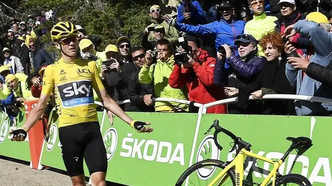 epa05424674 British rider Christopher Froome of Team Sky stands by a neutral service bicycle as he waits for the Team Sky support car after crashing during the 12th stage of the 103rd edition of the Tour de France cycling race over 178km between Montpellier and Mont Ventoux, France, 14 July 2016. The race leader crashed and had to run without a bicycle after a motorcycle was stopped by the crowd. EPA/JEFF PACHOUD