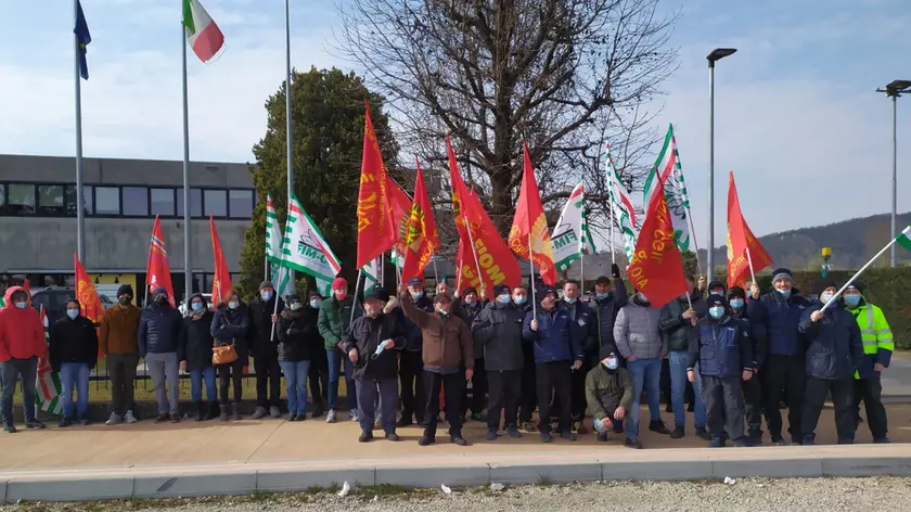 Un presidio dei lavoratori davanti alla sede di Valvitalia a Due Carrare
