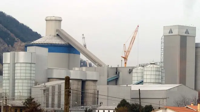 Nuova ciminiera alla Cementeria di Monselice. ph. Zangirolami Provincia