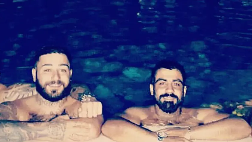 FOTO DA PROFILO FACEBOOK DI LORENZO MARINELLI. Daniel Daniel Bazzano (D) e Lorenzo Marinelli (S) in una foto da Facebook, i due giovani si sono costituiti alla polizia e hanno confessato di aver sparato "per errore" a Manuel Bortuzzo.6 febbraio 2019. FACEBOOK +++ATTENZIONE LA FOTO NON PUO' ESSERE PUBBLICATA O RIPRODOTTA SENZA L'AUTORIZZAZIONE DELLA FONTE DI ORIGINE CUI SI RINVIA+++