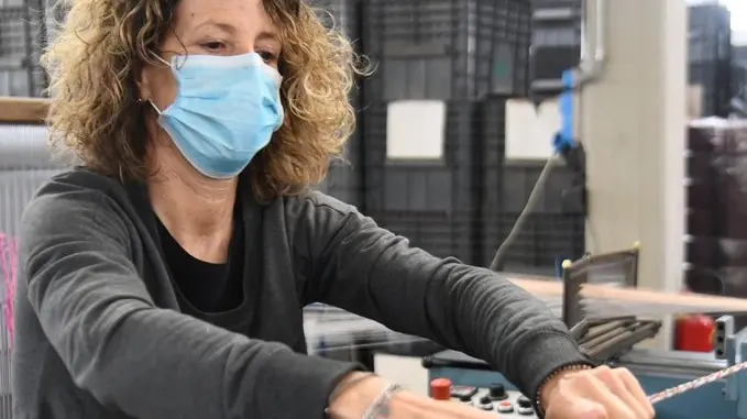 28/04/2020 Montemurlo, emergenza coronavirus, riparte il settore tessile. Nella foto operai a lavoro nel lanificio Fortex