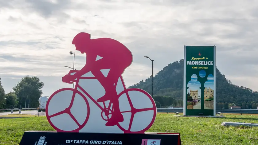 Monselice (PD) 14 ottobre 2020. Monselice si prepara ad accogliere l'arrivo del Giro d'Italia. Nella foto: una bicicletta rosa all'ingresso di Monselice in via Padova