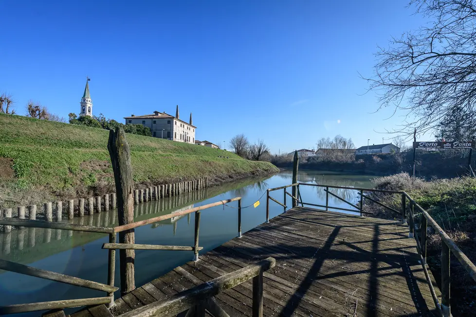 Bovolenta (PD), 19 dicembre 2017. Vedute di Bovolenta. Nella foto: il porticciolo con alcunbe barche il localitÃ "la Ponta".